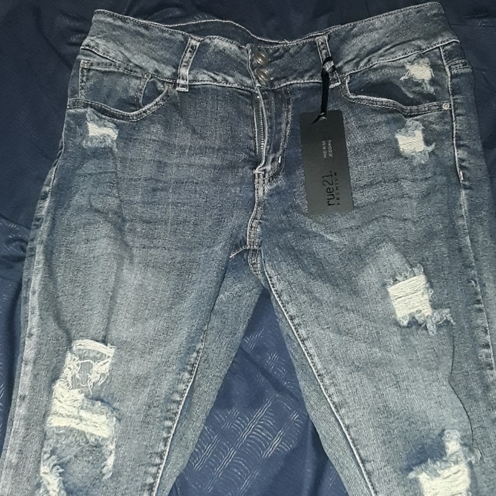 Mid Rise Destroyed Jean Jegging Size 14 by Rue 21